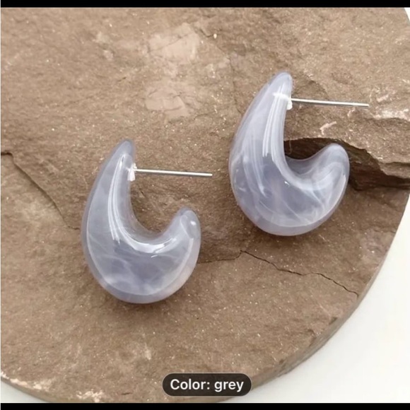 New! Women Chic Vintage-Inspired Grey - Tone Resin Teardrop Stud Earrings - Picture 3 of 4